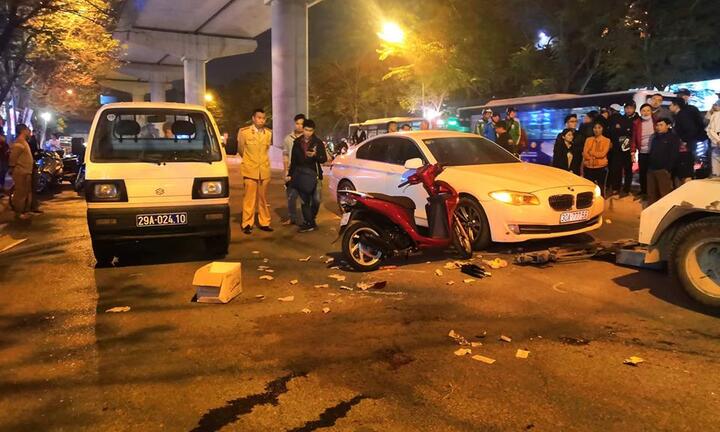 Ngã ra đường sau va chạm ô tô, cô gái bị xe buýt cán chết ở Hà Nội