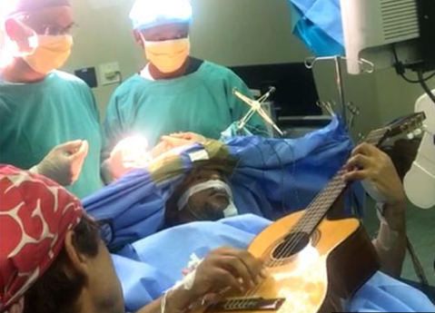 Nghệ sỹ nhạc jazz chơi đàn trong suốt ca phẫu thuật não