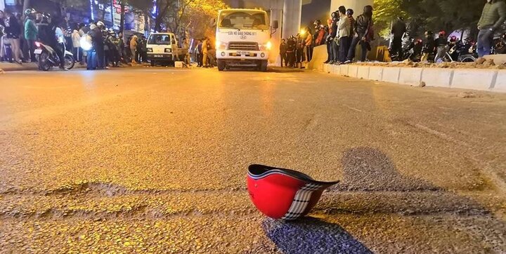 Bị xe buýt cán chết sau va chạm ô tô ở Hà Nội: Xác định danh tính nạn nhân