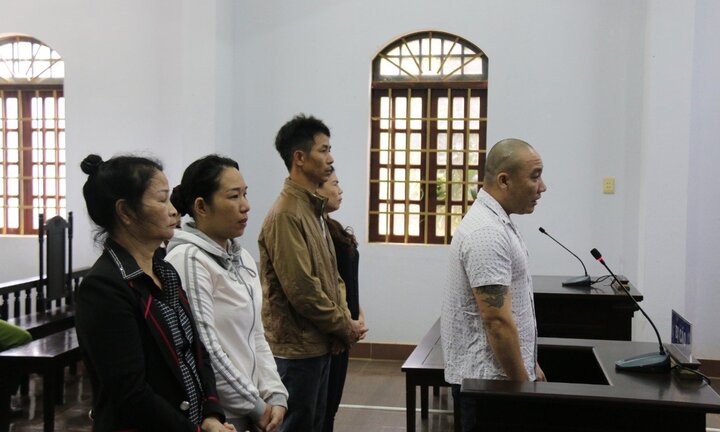 Xét xử vụ nhuộm pin vào phế phẩm để trộn tiêu