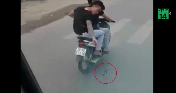 2 thanh niên xăm trổ nghi rải chông trước đầu ô tô: Công an vào cuộc