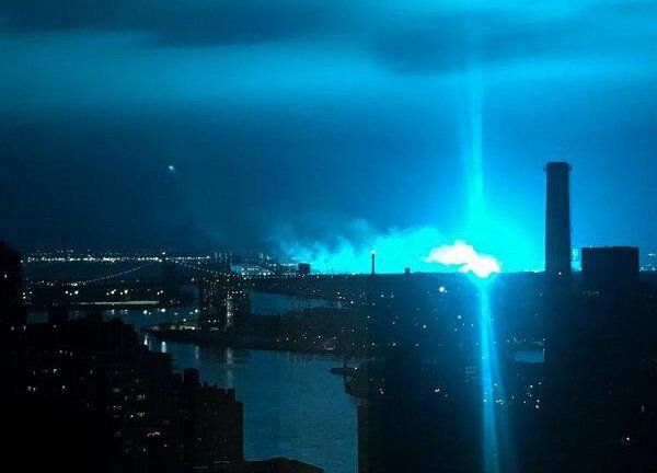 Nổ nhà máy điện khiến bầu trời chuyển xanh kỳ lạ