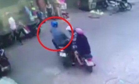 Clip: Va chạm với nữ 'ninja' trên đường chạy trốn, tên cướp lĩnh trái đắng