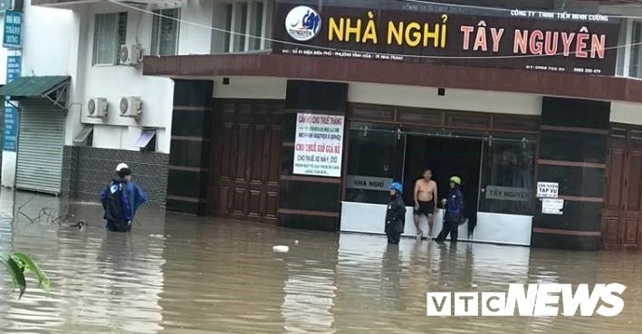 Mưa lớn, TP Nha Trang ngập mênh mông nước