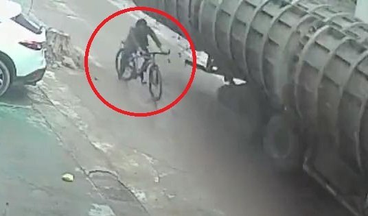 Clip: Tấm thép nặng 2 tấn rơi khỏi xe tải, đè chết người đi xe đạp