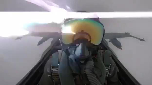 Clip: Khoảnh khắc tia sét đánh trúng chiến cơ của Không quân Kuwait
