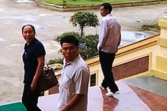 Người đàn ông túm cổ áo, tát cán bộ ngay tại tòa