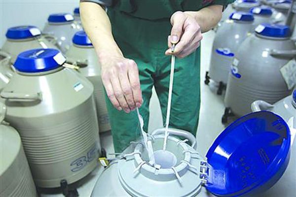 'Em bé băng' Trung Quốc chào đời từ phôi thai đông lạnh 18 năm