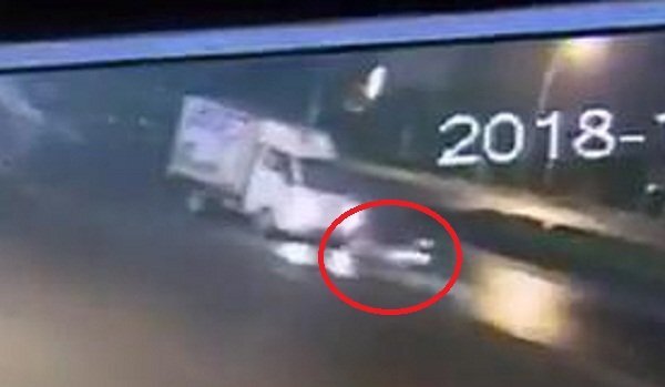 Clip: Truy tìm xe tải tông xe máy thảm khốc rồi bỏ chạy ở Hà Nam