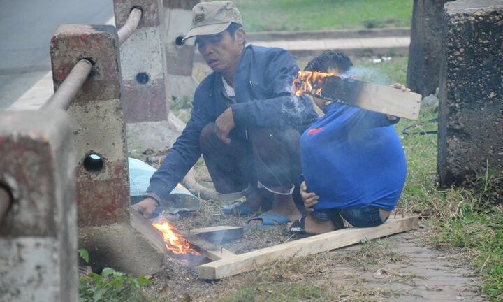 Người Hà Nội co ro chống chọi với đợt rét khắc nghiệt nhất trong 10 năm