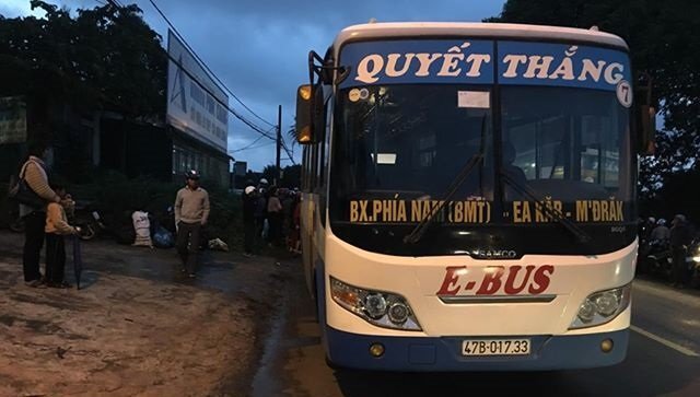 Vừa bước xuống xe, bé trai 5 tuổi bị xe buýt cán chết thương tâm