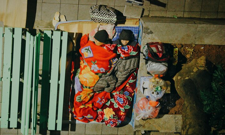 Xót xa cảnh 'màn trời chiếu đất' của người nhà bệnh nhân tại Bệnh viện Bạch Mai