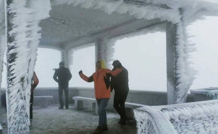 Du khách nườm nượp kéo về đỉnh Mẫu Sơn ngắm băng giá