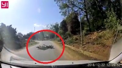 Clip: Ôm cua tốc độ cao, người đàn ông chui thẳng vào gầm ô tô