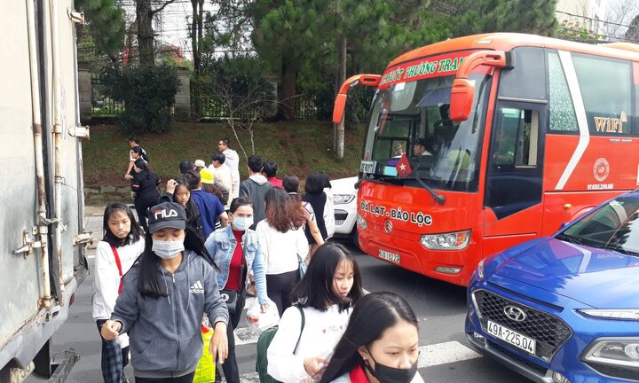 Du khách rồng rắn đổ về Đà Lạt ngày cuối năm, các tuyến phố kẹt cứng