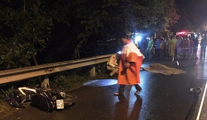 Tông vào lan can trên quốc lộ, xe máy văng xa hàng chục mét, 2 thanh niên chết tại chỗ