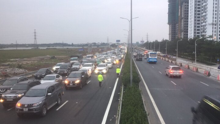 Ô tô xếp hàng dài vào trung tâm Hà Nội, cao tốc Pháp Vân ùn tắc nghiêm trọng