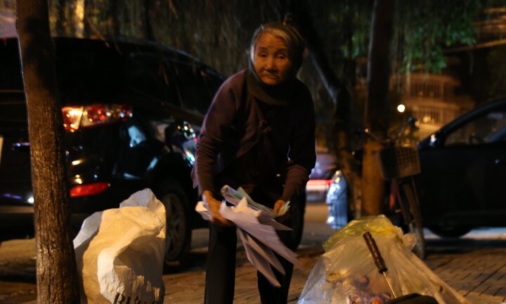 Ảnh: Những phận người lặng lẽ mưu sinh trong đêm trước thềm năm mới