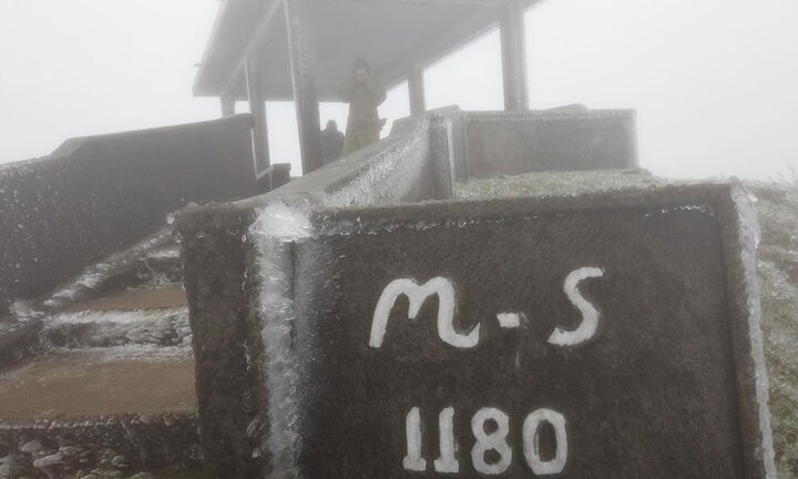 Video: Băng giá phủ trắng đỉnh Mẫu Sơn