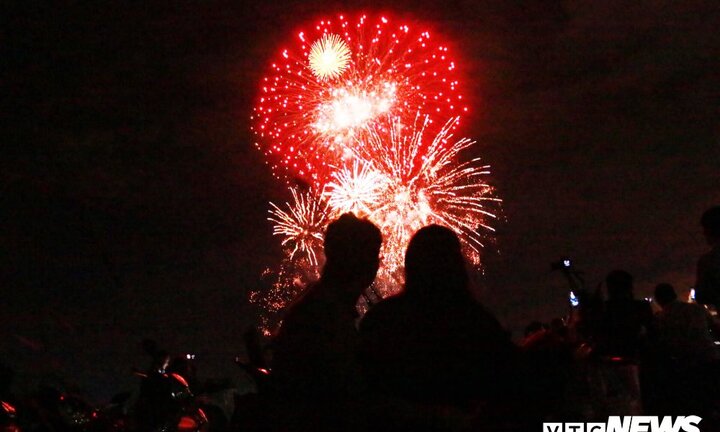 Pháo hoa lung linh rực sáng bầu trời cả nước mừng đón năm mới 2019