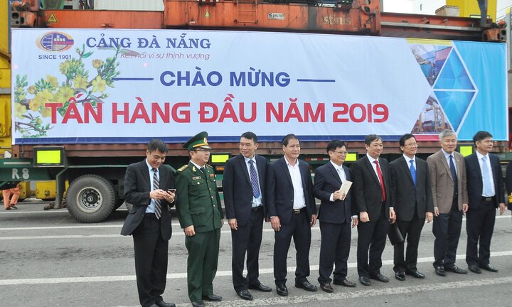 Cảng Đà Nẵng đón tấn hàng đầu tiên của năm 2019
