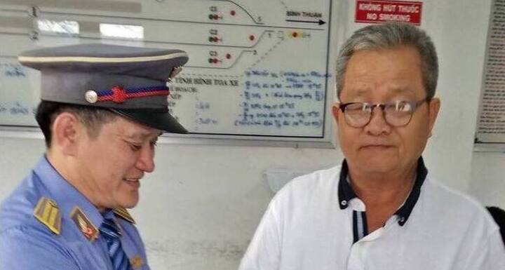 Nữ tiếp viên tàu hoả trả 3.000 USD cho khách làm rơi trên tàu