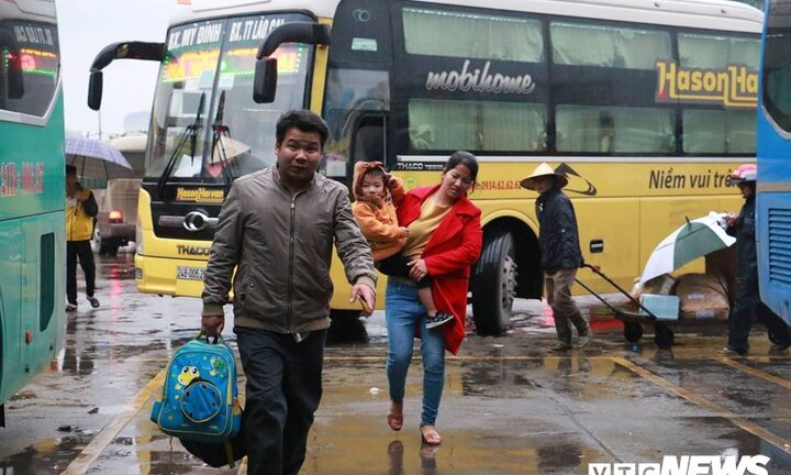 Video: Người dân co ro trở lại Hà Nội sau kỳ nghỉ lễ