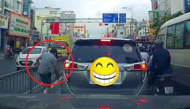 Clip: Ngồi trong ô tô xả rác ra phố Sài Gòn và cái kết không ngờ