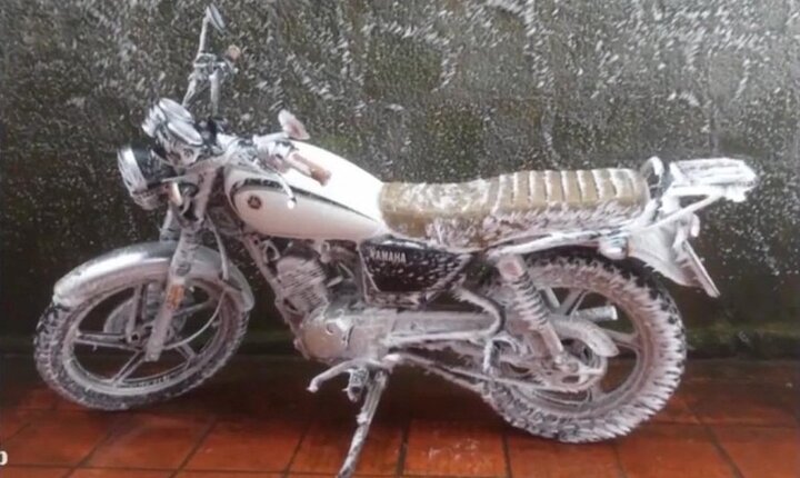 Ô tô, xe máy đóng băng trắng xóa trên đỉnh Mẫu Sơn