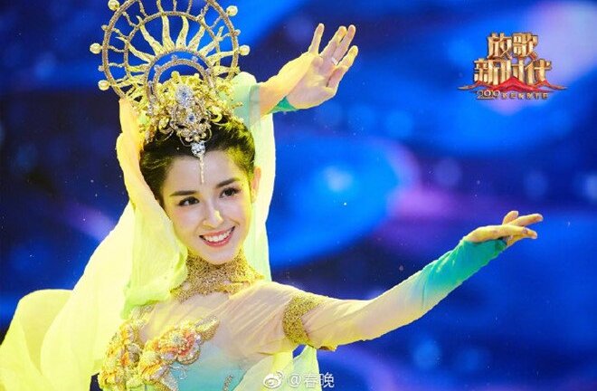 Mỹ nhân Tân Cương gây tranh cãi khi được o bế vì quá đẹp