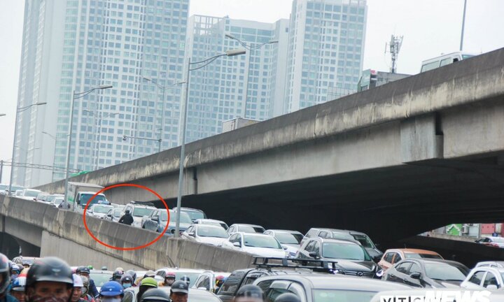 Ảnh: Dân ùn ùn trở lại Thủ đô sau kỳ nghỉ Tết, phi ngược chiều lên đường vành đai 3 trên cao