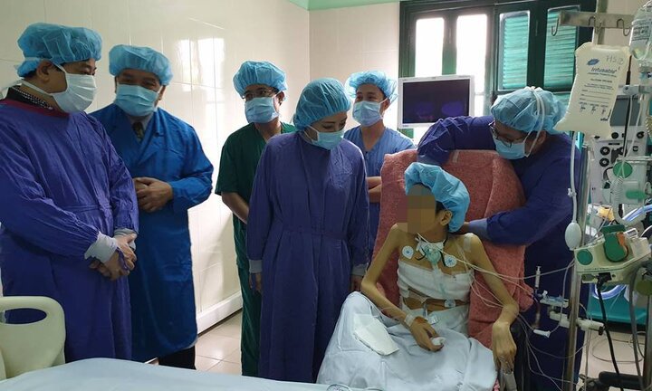 Bộ trưởng Nguyễn Thị Kim Tiến trao kỷ niệm chương cho gia đình người hiến 7 mô/tạng cứu người