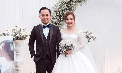 Tiến Đạt khoe ảnh hôn lễ với vợ hot girl tại Bình Thuận