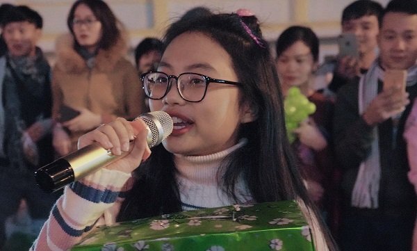 Phương Mỹ Chi ngẫu hứng hát gây quỹ từ thiện trên đường phố Đà Lạt