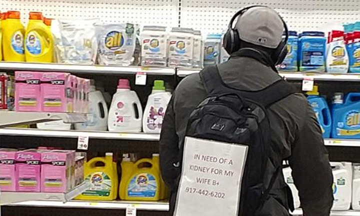 Chồng đeo bảng đi khắp nơi tìm người hiến thận cho vợ