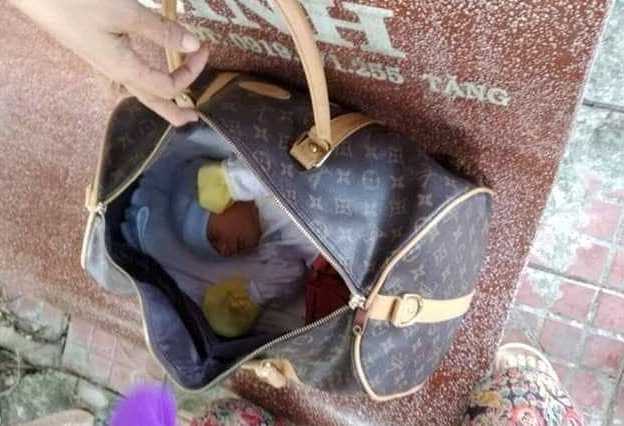 Bé gái còn nguyên dây rốn bị bỏ rơi trên ghế đá ven đường ở Cà Mau