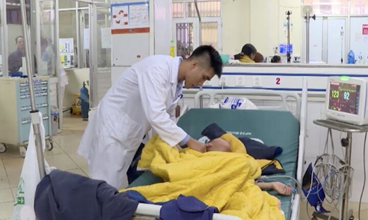 Uống bột ngũ cốc tăng cân, ba ông cháu nhập viện cấp cứu