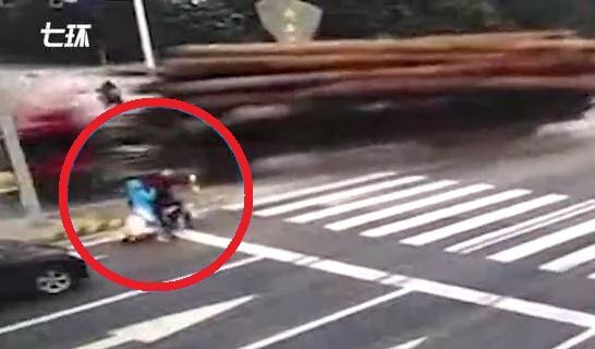 Clip: Tránh xe máy sang đường kiểu tự sát, xe đầu kéo chở gỗ lật đè chết người