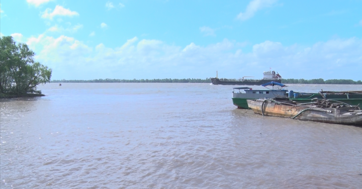 Chìm sà lan ở Tiền Giang, 3 người mất tích