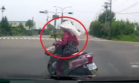 Clip: Cú tạt đầu thần thánh của nữ 'ninja' khiến dân mạng cười đau ruột