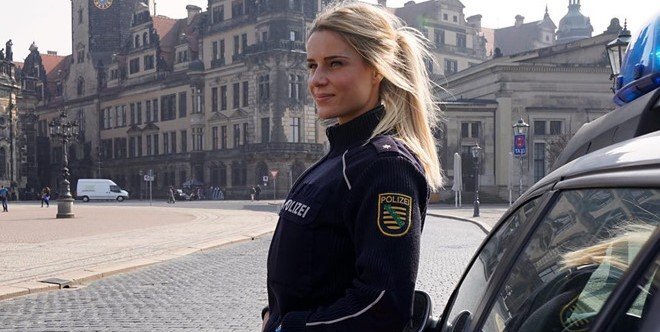 Nữ cảnh sát Đức xinh đẹp gặp rắc rối do quá nổi tiếng trên mạng