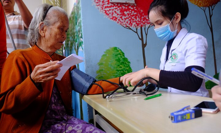 Bác sĩ vượt hàng trăm km khám bệnh cho dân vùng bị bão số 9 tàn phá