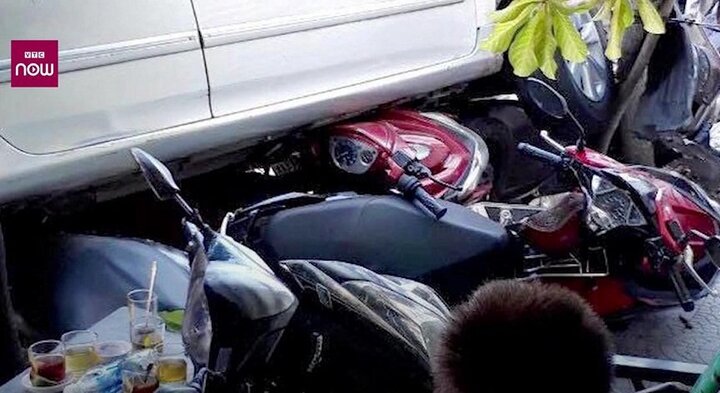 Clip: Hiện trường nữ tài xế lùi xe cuốn gọn 4 xe máy vào gầm