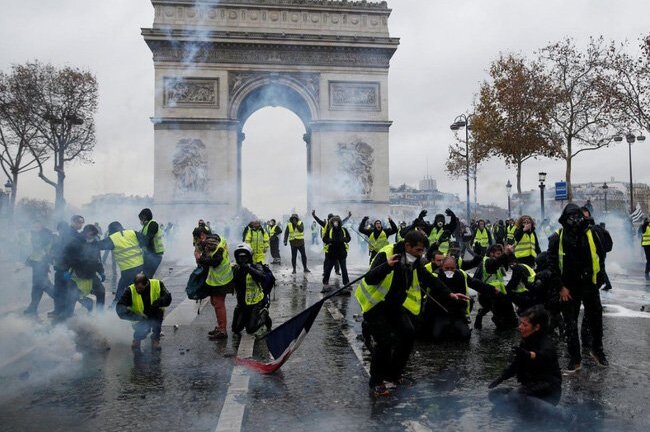 Biểu tình bạo loạn ở Pháp, thủ đô Paris mịt mù khói