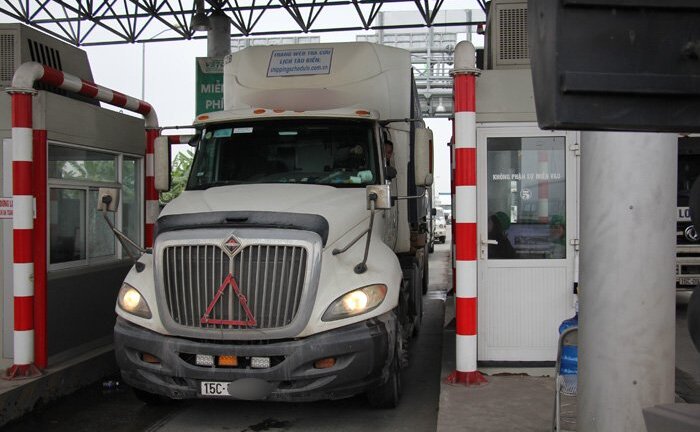 Tài xế container không mua vé, đạp barie, đỗ xe trong trạm BOT Tiên Cựu ở Hải Phòng