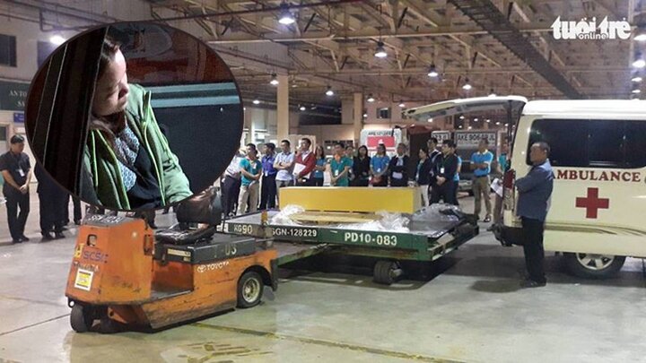 Người thân khóc ngất bên quan tài nạn nhân trong vụ đánh bom ở Ai Cập