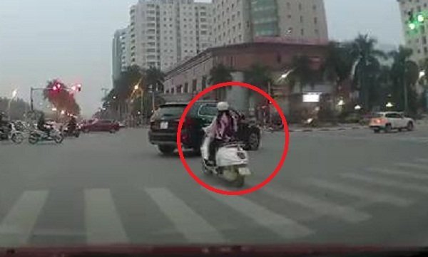 Clip: Cô gái lái xe máy hấp tấp vượt đèn đỏ và cái kết đắng