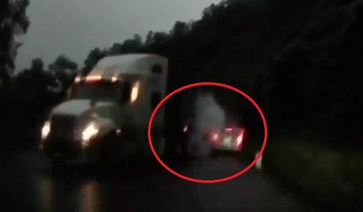 Clip: Container ôm cua tốc độ cực cao, đâm ô tô con thảm khốc