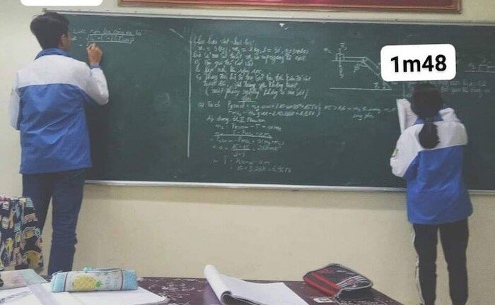 Những cặp học sinh chênh lệch chiều cao khiến dân mạng cười nghiêng ngả