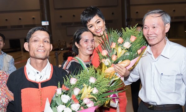 H’Hen Niê xúc động trở về quê nhà Đắk Lắk sau thành tích top 5 Hoa hậu Hoàn vũ